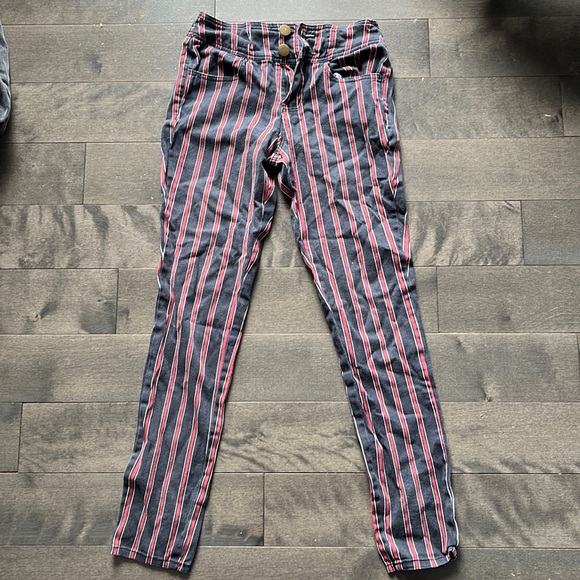 Straight leg jeans, red strips that hugs the body nicely. Best suited below 5’5 - Picture 2 of 3